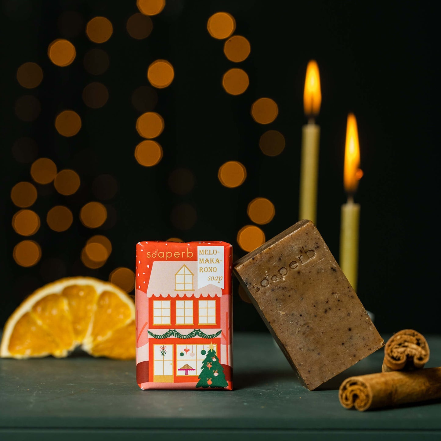 Χειροποίητο σαπούνι "Μελομακάρονο" 50γρ σε κόκκινη απόχρωση, με αρώματα βανίλιας, κανέλας και γαρύφαλλου για ζεστές γιορτές