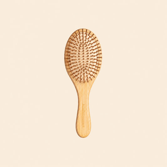 Bamboo Oval Hairbrush με οβάλ κεφαλή, bamboo ακίδες και μαξιλαράκι από φυσικό καουτσούκ.