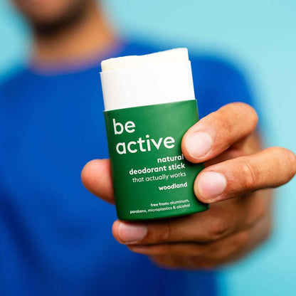 Φυσικό αποσμητικό stick Be Active της The Lekker Company σε πράσινη συσκευασία, κρατημένο στο χέρι.
