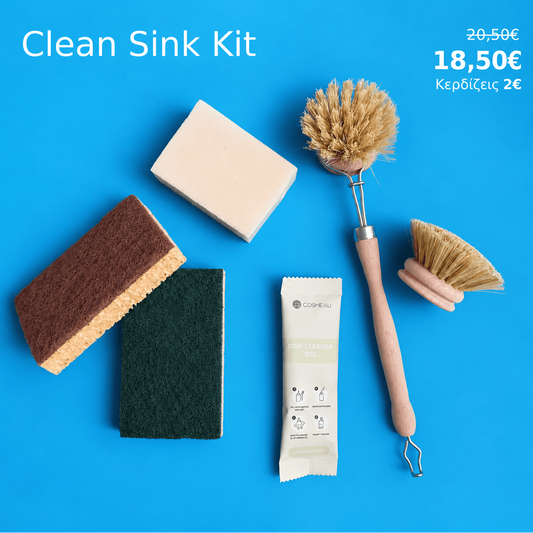Clean Sink Kit της My Eco Shop με οικολογικά είδη πλυσίματος πιάτων: βούρτσα πιάτων με ξύλινη λαβή, ανταλλακτική κεφαλή, στερεό σαπούνι πιάτων, σαπούνι πιάτων σε σκόνη και 2 σφουγγαράκια κουζίνας, σε μπλε φόντο με τιμή προσφοράς.