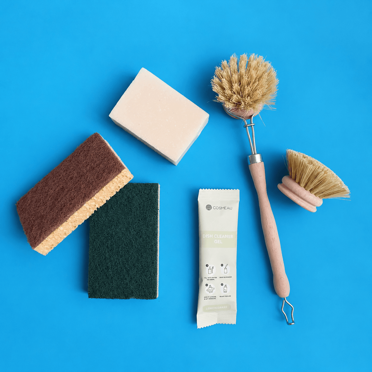 Clean Sink Kit με ξύλινη βούρτσα πιάτων, ανταλλακτική κεφαλή, στερεό σαπούνι, refill σε σκόνη και δύο σφουγγάρια κουζίνας.