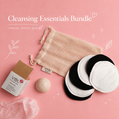 Minimal flat lay του Cleansing Essentials Bundle με reusable δίσκους ντεμακιγιάζ, cleansing bar και eco-friendly βαμβακερό pouch