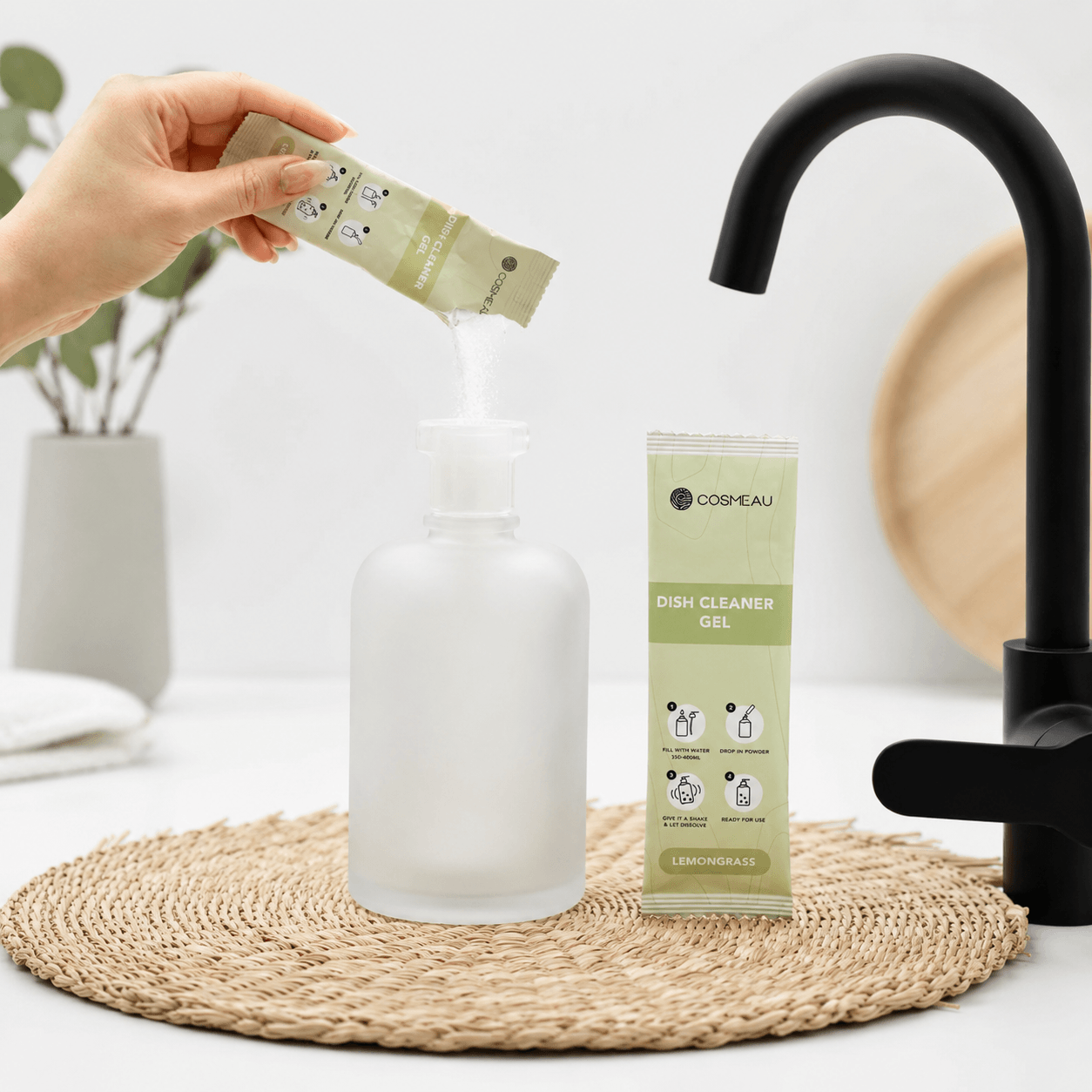 Χρήση της σκόνης Cosmeau για δημιουργία υγρού πιάτων σε επαναχρησιμοποιούμενο μπουκάλι χωρίς πλαστική συσκευασία μιας χρήσης.