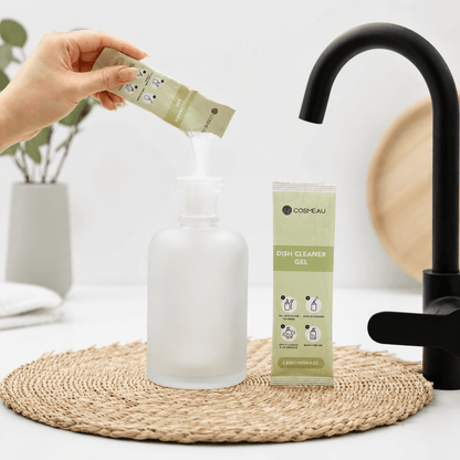 Χρήση της σκόνης Cosmeau για δημιουργία υγρού πιάτων σε επαναχρησιμοποιούμενο μπουκάλι χωρίς πλαστική συσκευασία μιας χρήσης.