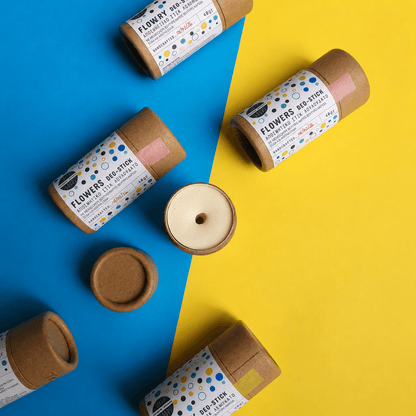 Λουλουδάτο φυσικό αποσμητικό στικ Flowers Deo-Stick σε χάρτινη συσκευασία, flat lay σύνθεση