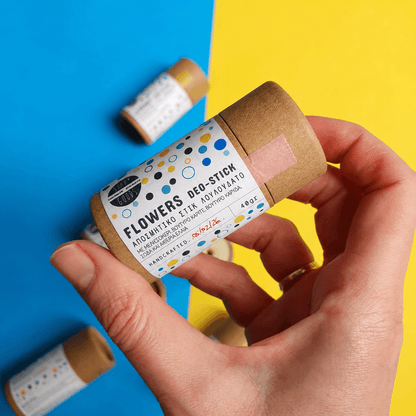 Λουλουδάτο φυσικό αποσμητικό στικ Flowers Deo-Stick σε χάρτινη συσκευασία, φωτογραφία προϊόντος στο χέρι