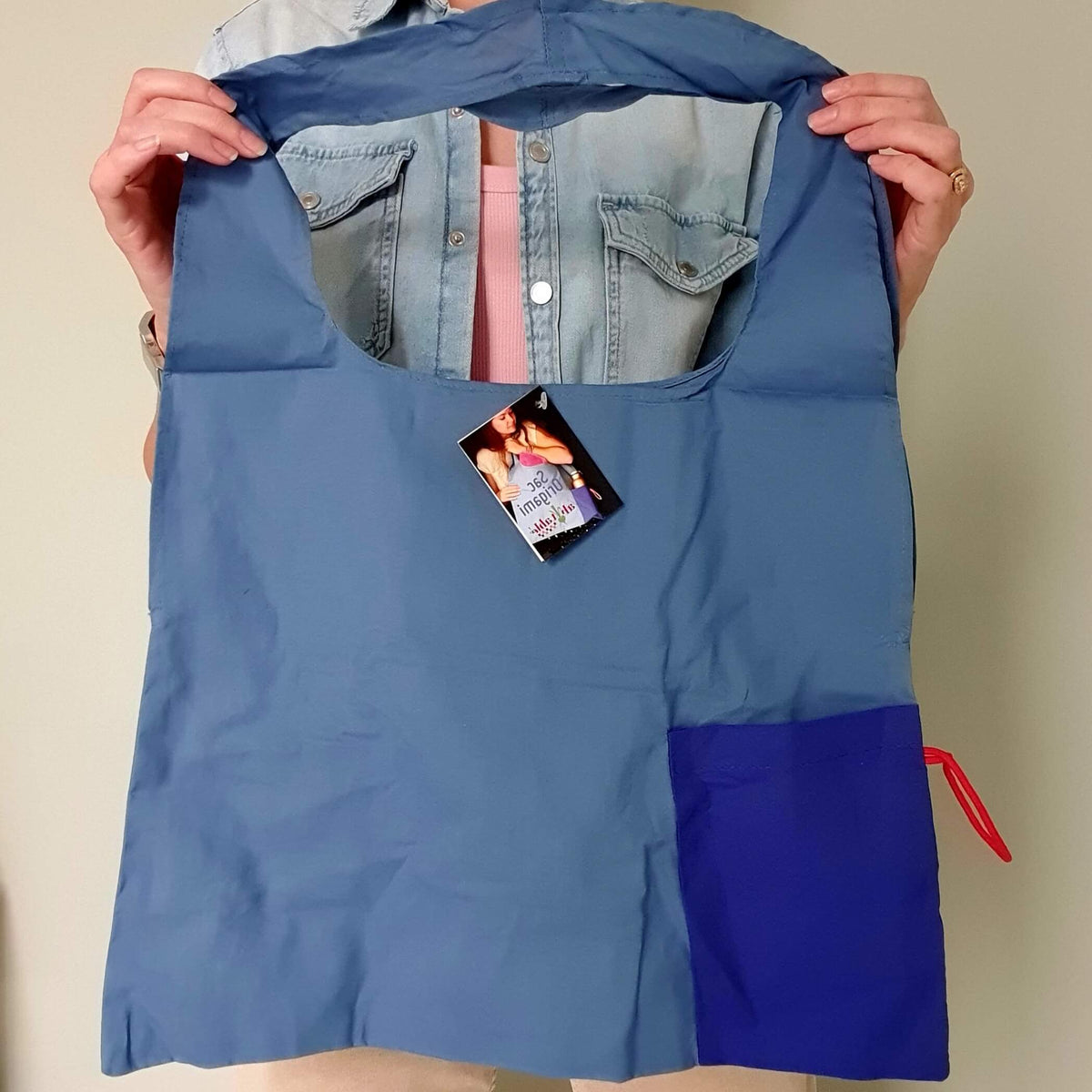 Πτυσσόμενη Origami Bag από οργανικό βαμβάκι σε denim blue και navy blue με ενσωματωμένη θήκη.