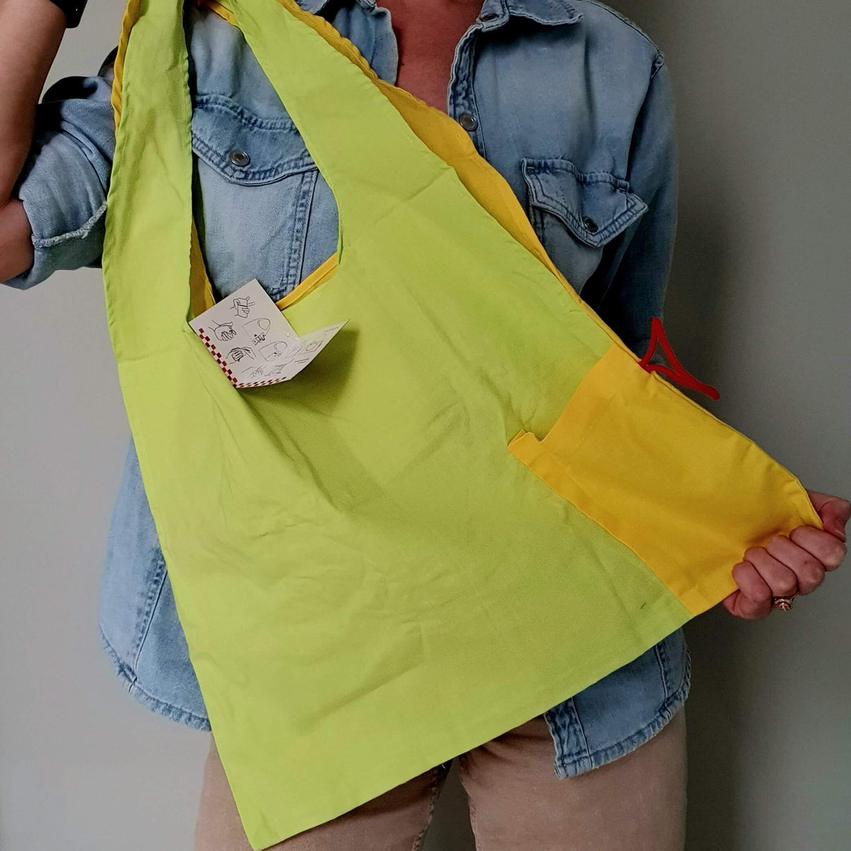 Πτυσσόμενη Origami Bag από οργανικό βαμβάκι σε κίτρινο και apple green, ανοιχτή σε πλήρες μέγεθος.