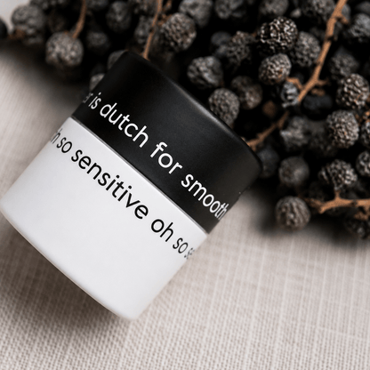 The Lekker Company Bamboo Sensitive φυσικό αποσμητικό σε κρέμα με bamboo, botanical close-up σε φυσικό ύφασμα